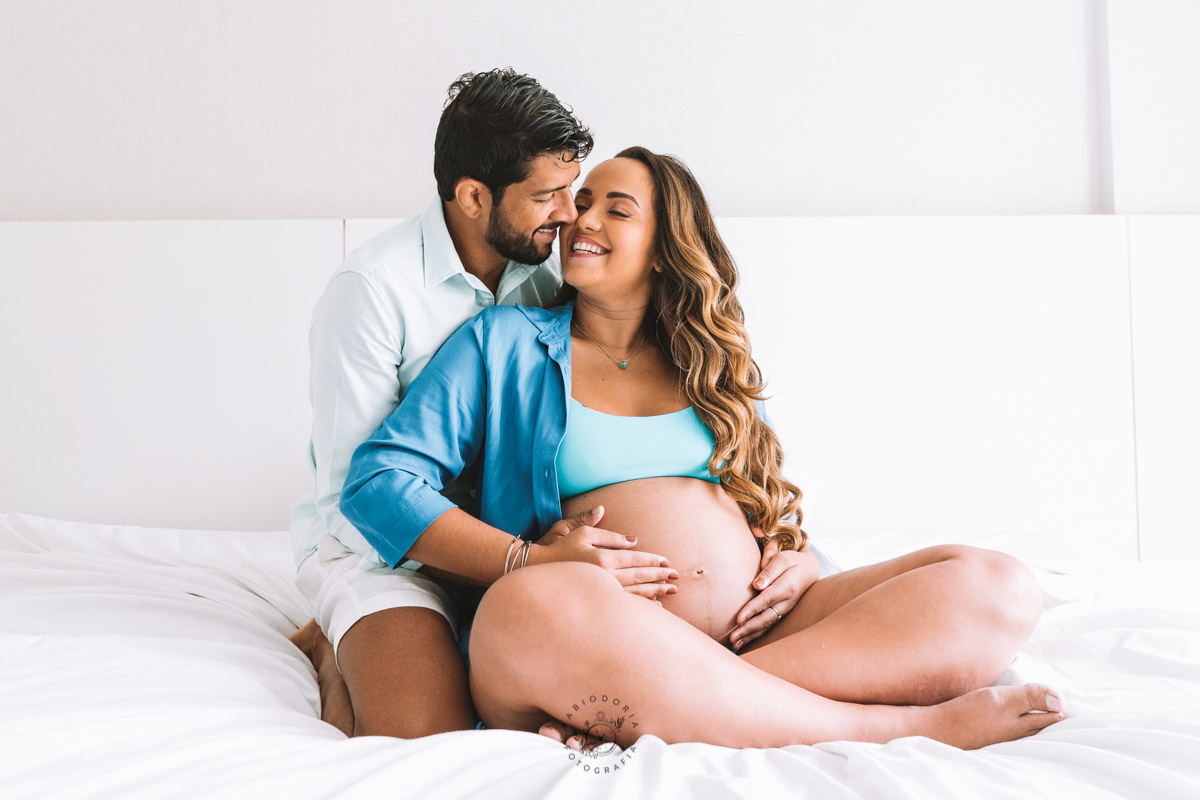 a espera de um bebê poses para gestante na praia casal elegante e sofisticado fabio doria melhor fotógrafo de ensaios de gestante RJ ensaio moderno de gestante