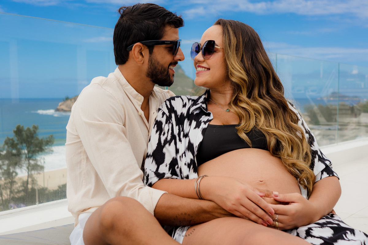 a espera de um bebê poses para gestante na praia casal elegante e sofisticado fabio doria melhor fotógrafo de ensaios de gestante RJ ensaio moderno de gestante CDesing Hotel - Recreio