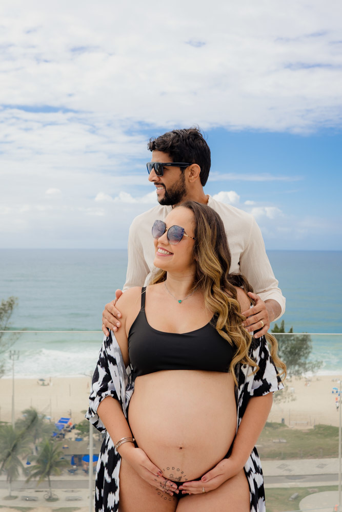 a espera de um bebê poses para gestante na praia casal elegante e sofisticado fabio doria melhor fotógrafo de ensaios de gestante RJ CDesing Hotel - Recreio