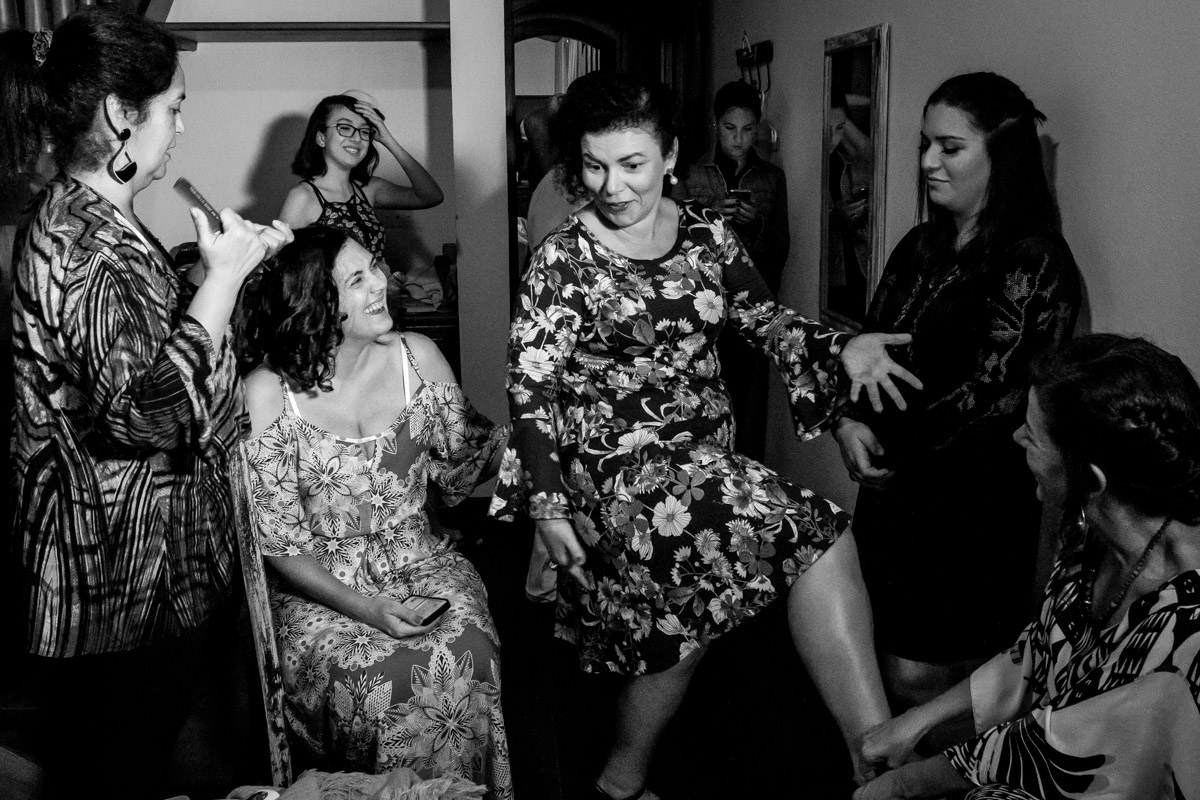 madrinha animada em ensaio de making of