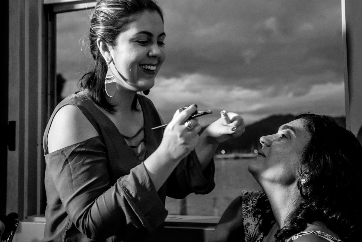 maquiadora brinca com noiva em making of