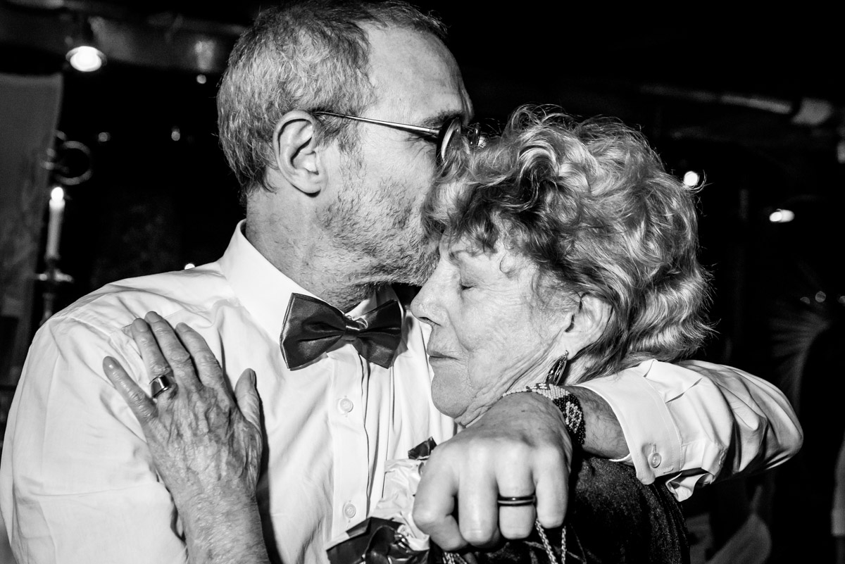 noivo beijando cabeça da tia