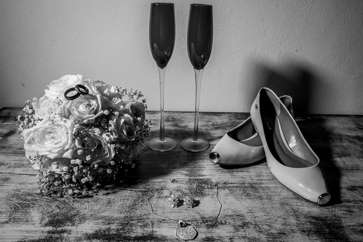 sapato da noiva com taças em paraty em ensaio de making of