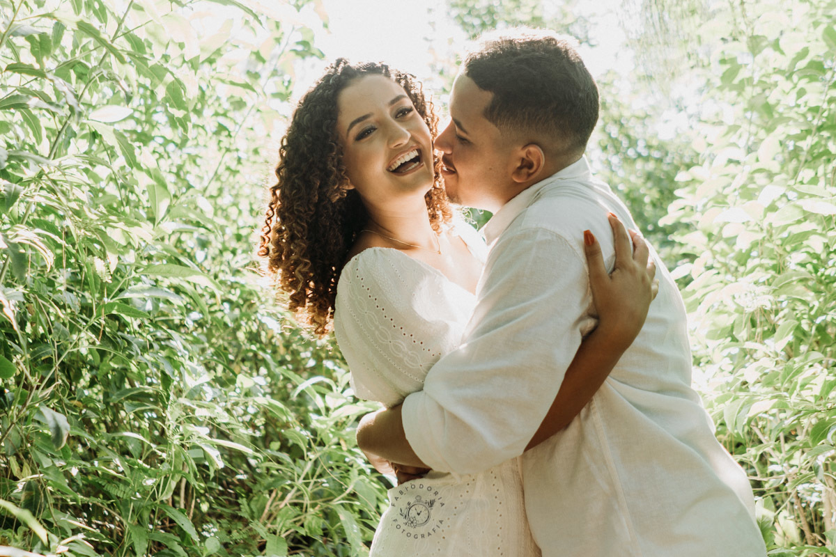 fabio doria melhor fotógrafo de ensaio pré wedding RJ, casal, casamento poses para casal ilha 3 praia ensaio romântico com fundo rústico com natureza 