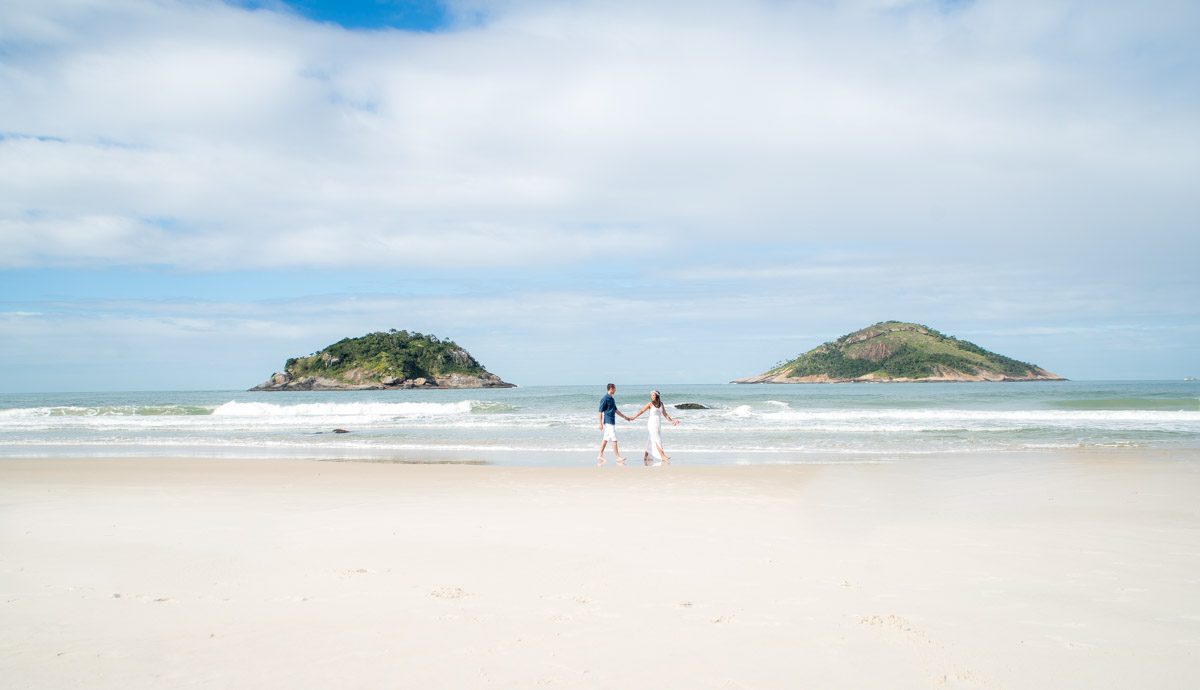 book de namorados na praia de grumari