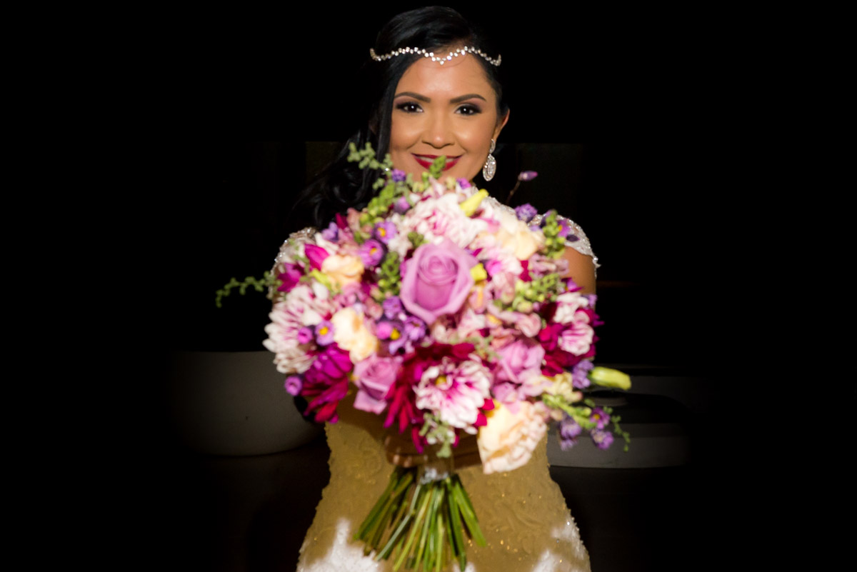 noiva mostra seu buquê após ensaio de making of