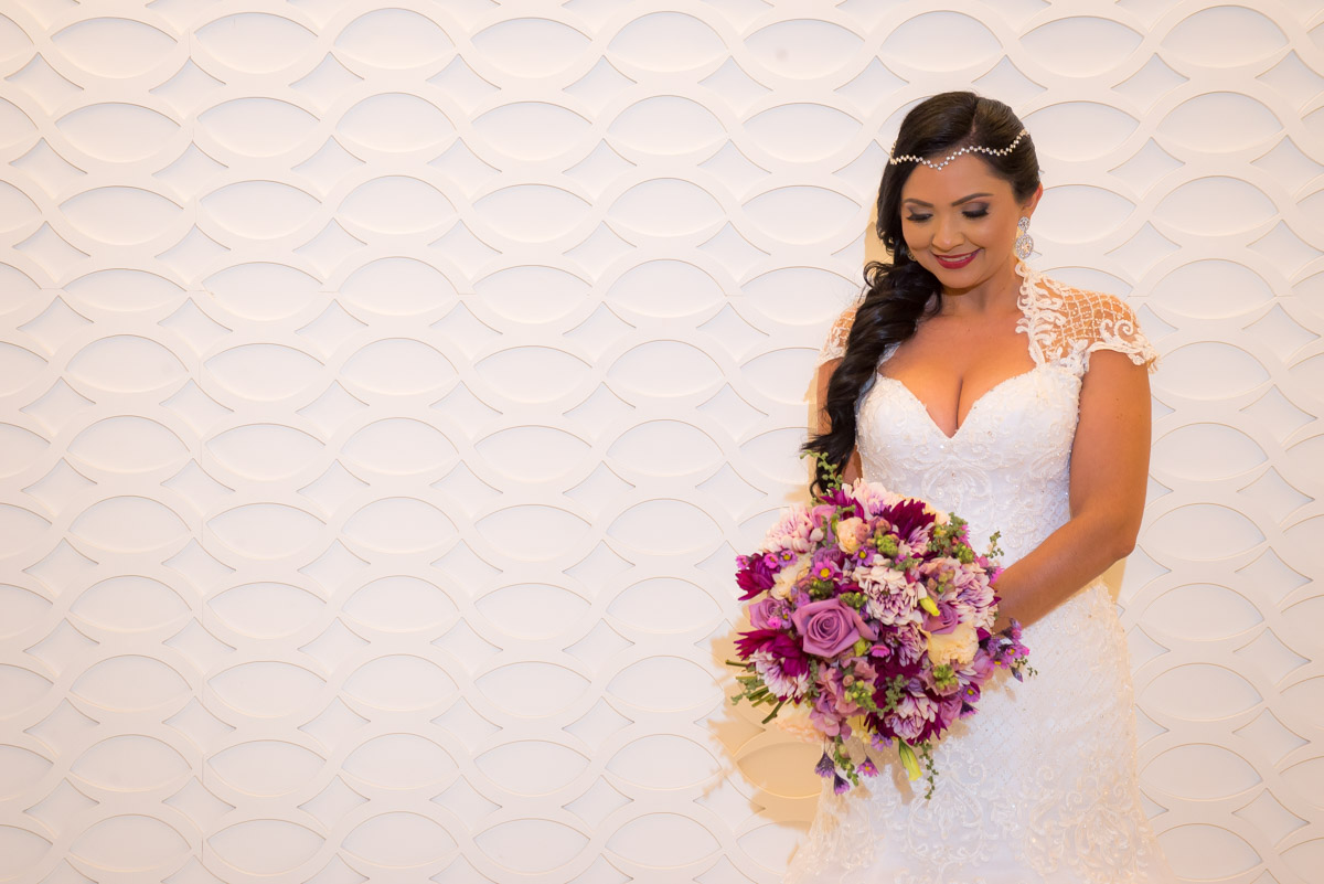 noiva olha seu buquê após ensaio de making of no hotel tree premium fotografo fabio doria