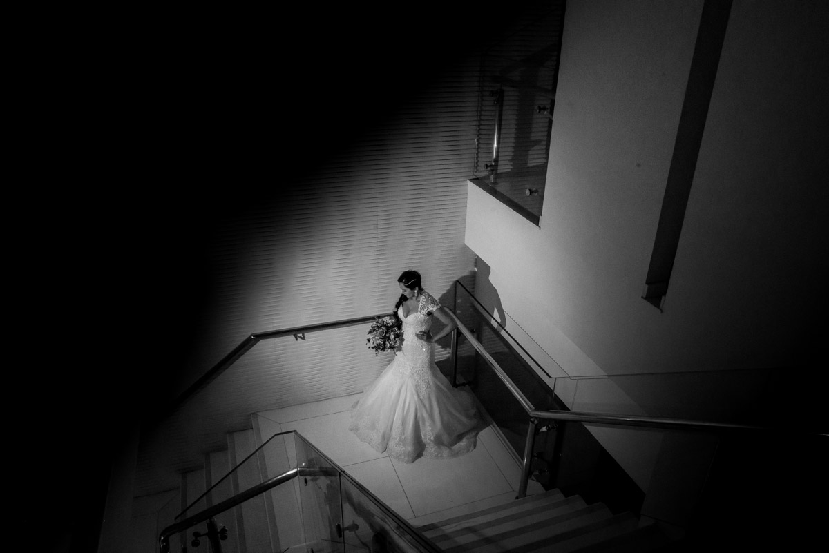 noiva pronta em ensaio making of nas escadas hotel blue tree premium fotografo fabio doria