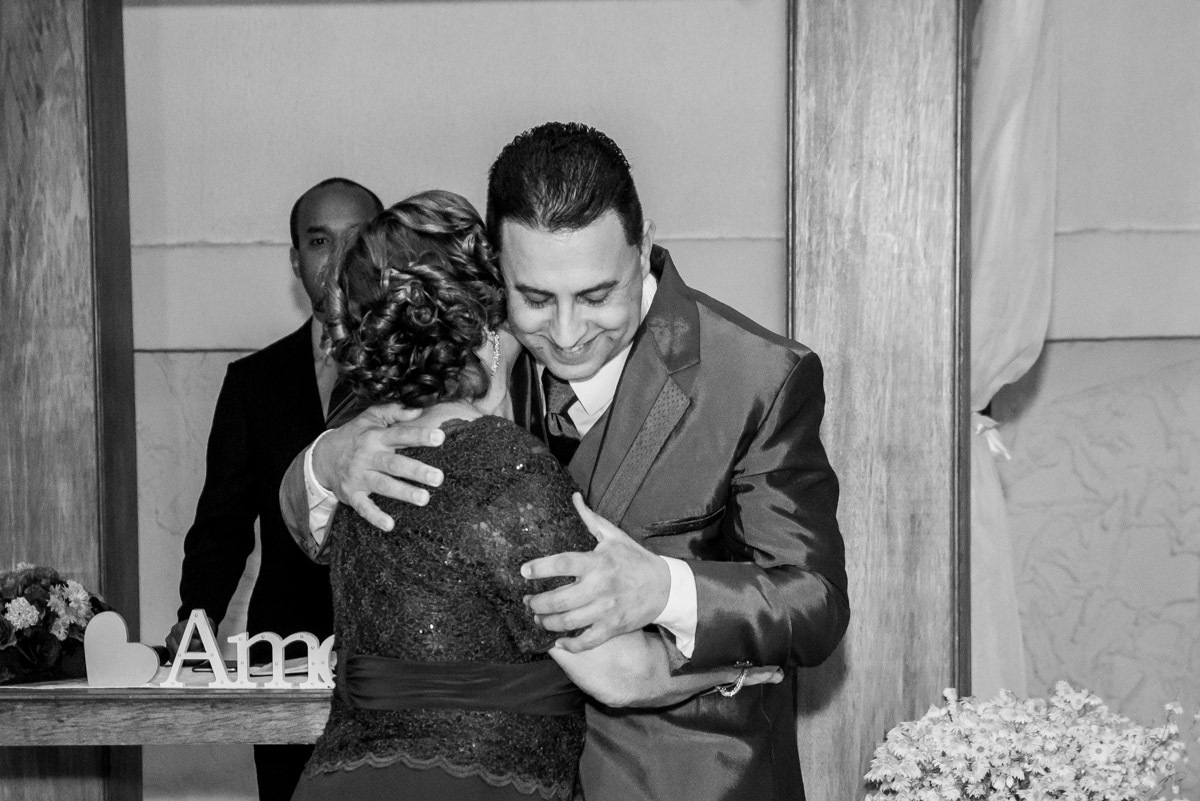 beijo de mãe e filho no dia do casamento salão joshua fotografo fabio doria