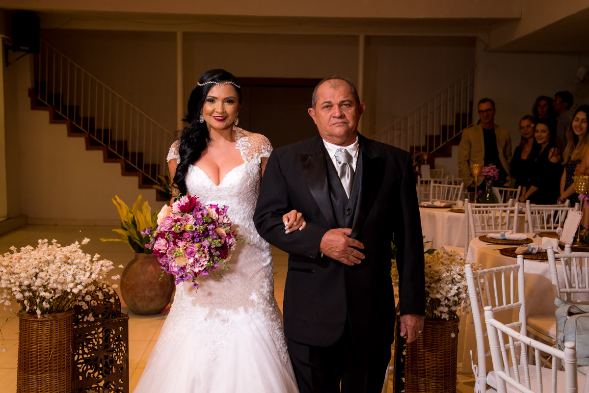 noiva entra acompanhada do pai salão joshua fotografo fabio doria