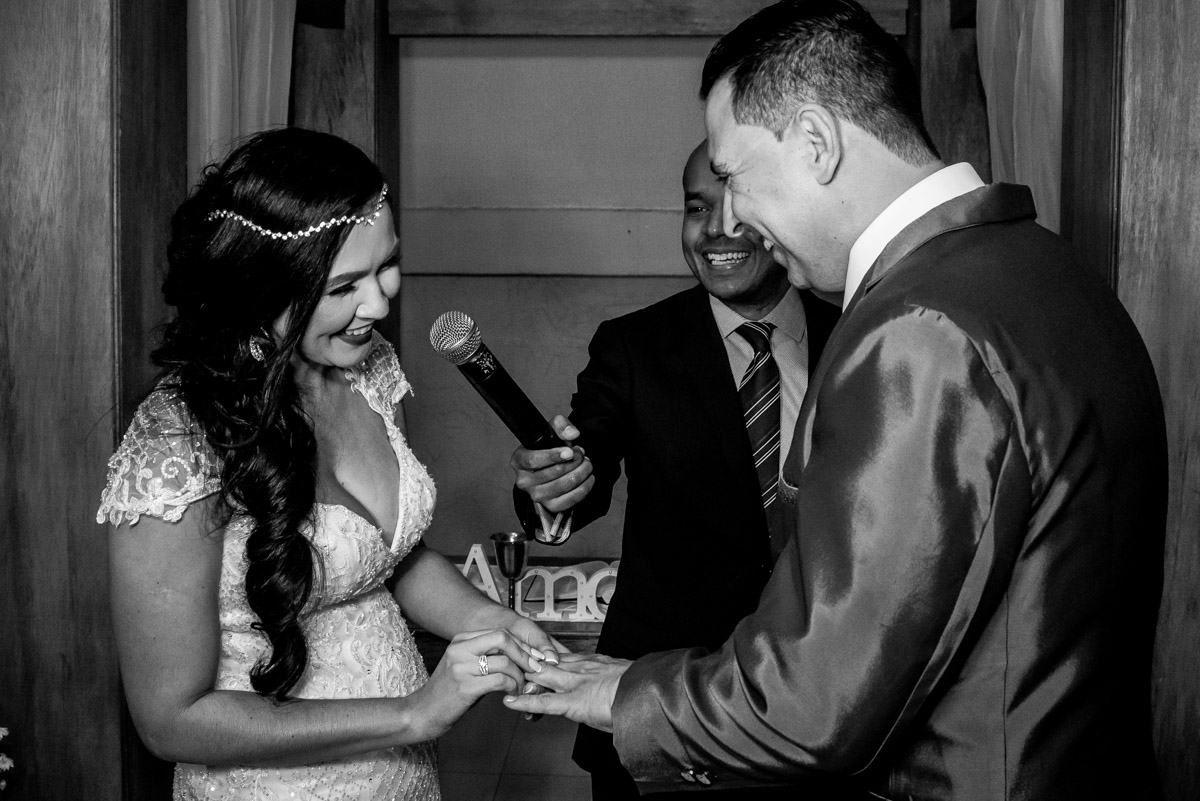 noiva nervosa na hora de colocar as alianças casa de festas joshua fotografo fabio doria