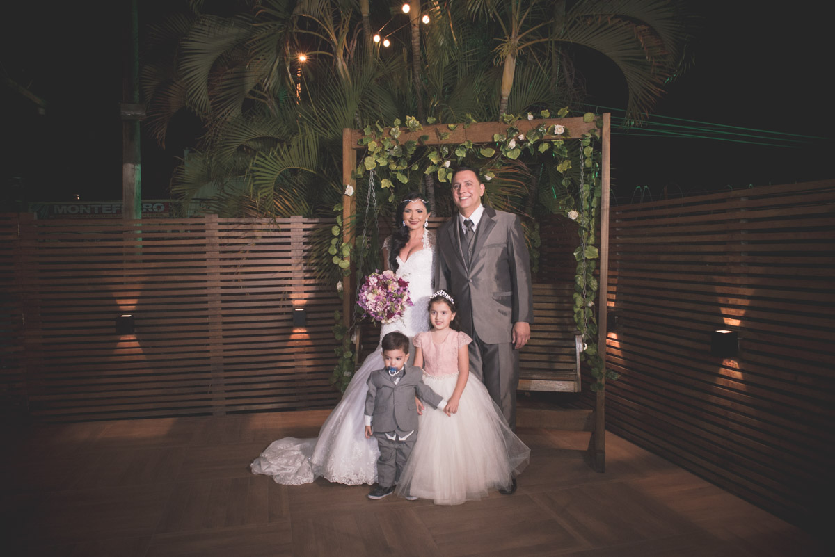 fotografo fabio doria registra casal com dama e pajem em pergolado com balanço casa de festas joshua campo grande