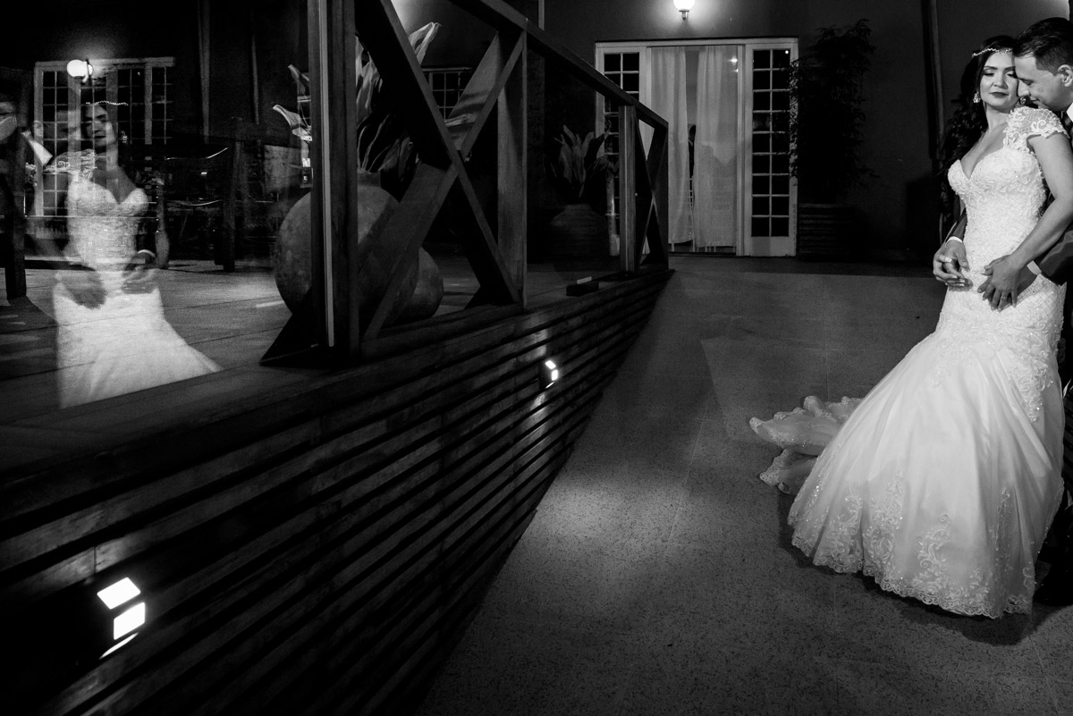 foto de casal refletida no vidro na casa de festas joshua campo grande fotografo de casamento fabio doria
