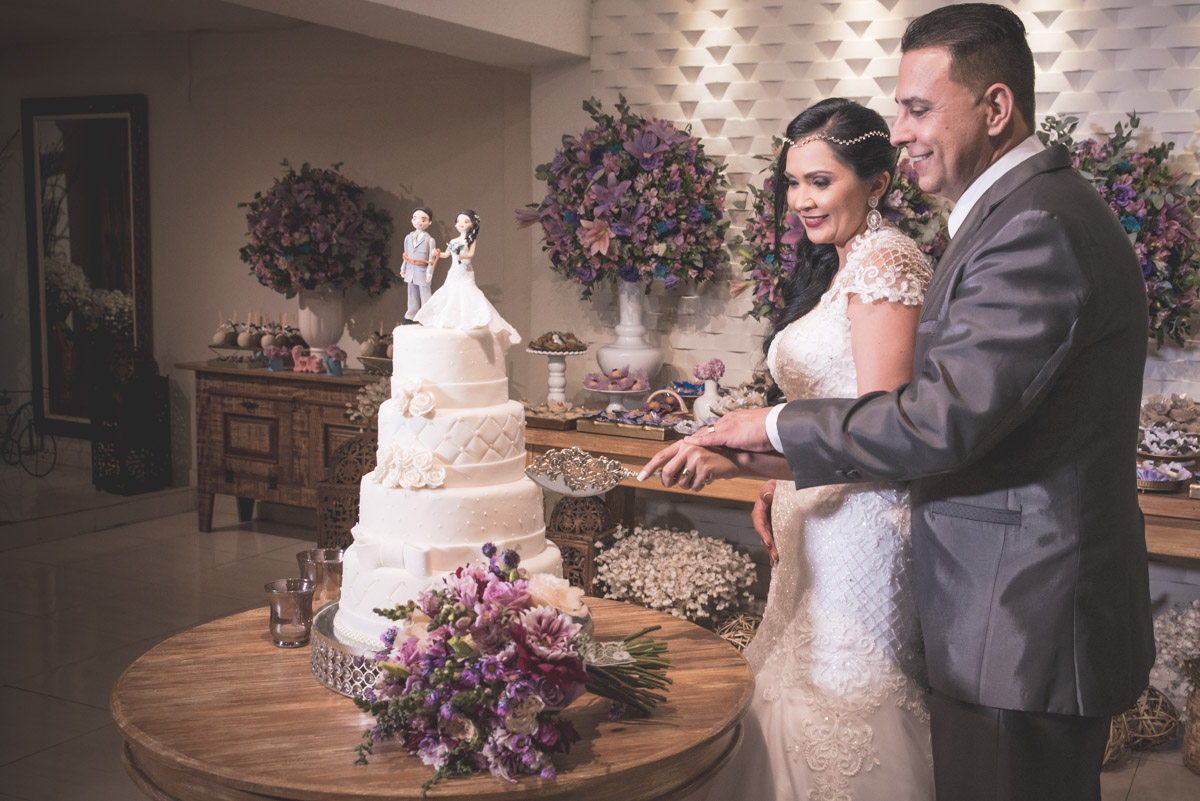 casal na mesa do bolo casamento na casa de festas joshua fotografo fabio doria o melhor de campo grande