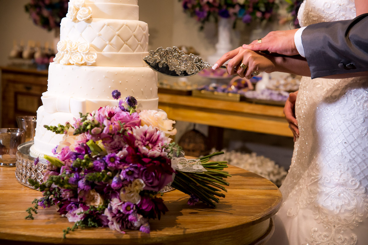 casal posa para corte do bolo de casamento fotografo fabio doria o melhor do rj