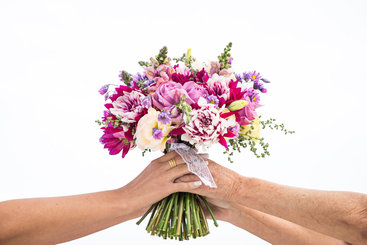 em making of mãe entregando o buque para noiva fotografo fabio doria