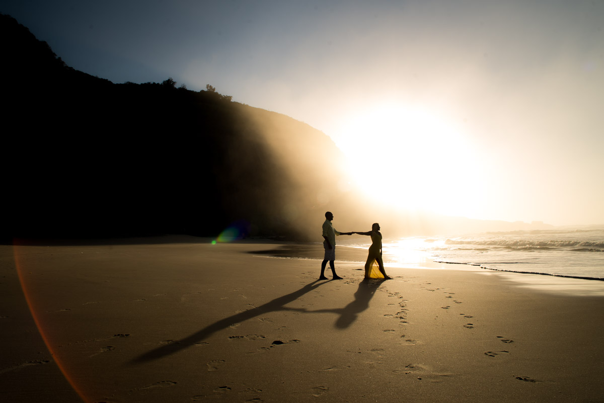 casal de mãos dadas de frente para o mar fotografo fabio doria