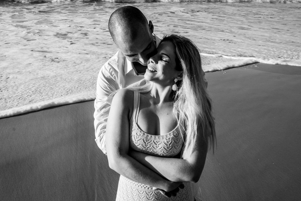 ensaio externo de casal abraçado na prainha fabio doria o melhor fotografo do rio de janeiro