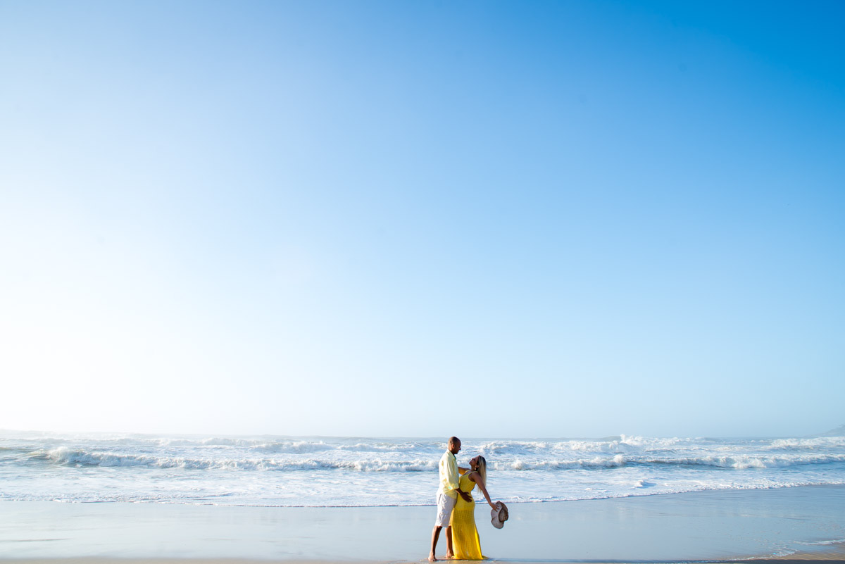 ensaio de casal em frente ao mar
