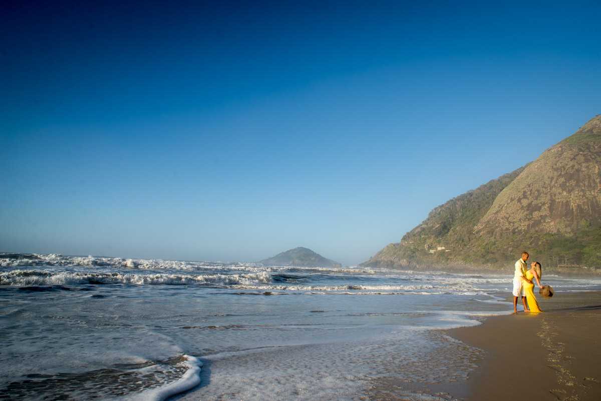casal abraçados de frente para o mar fotografo fabio doria