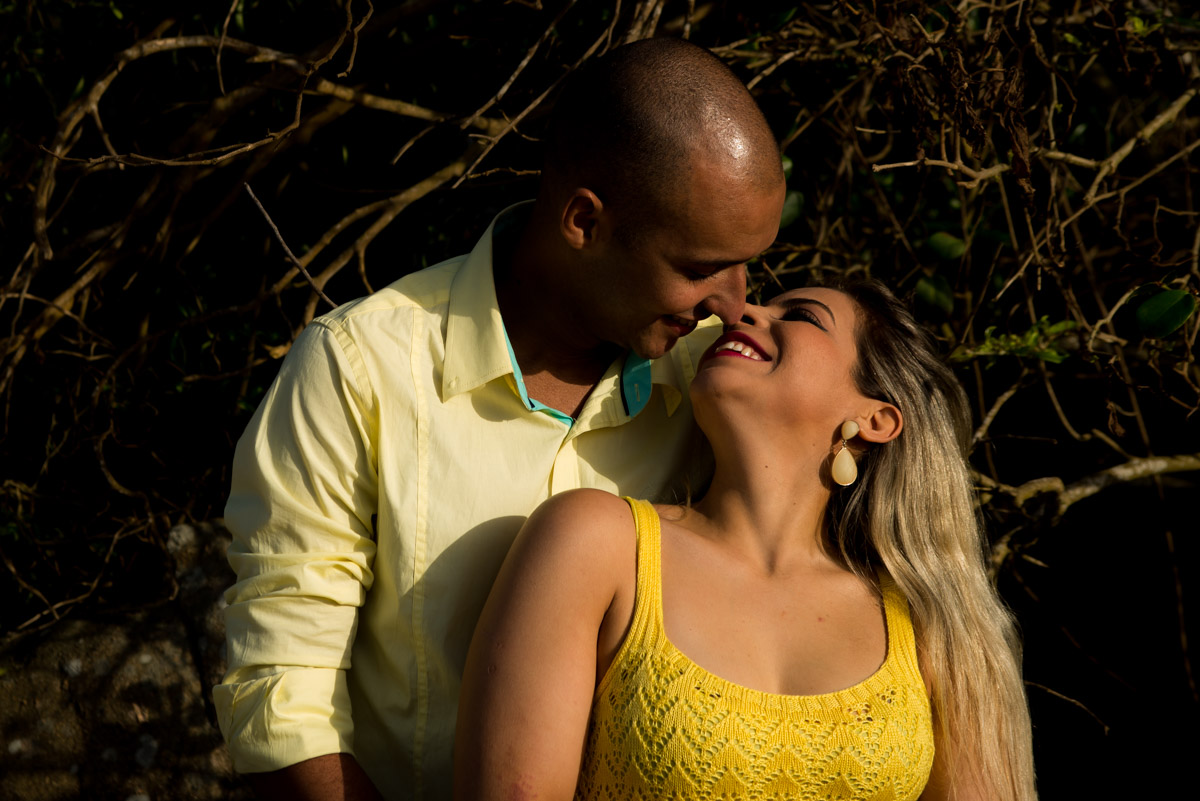 ensaio fotografico casal externo se beijando