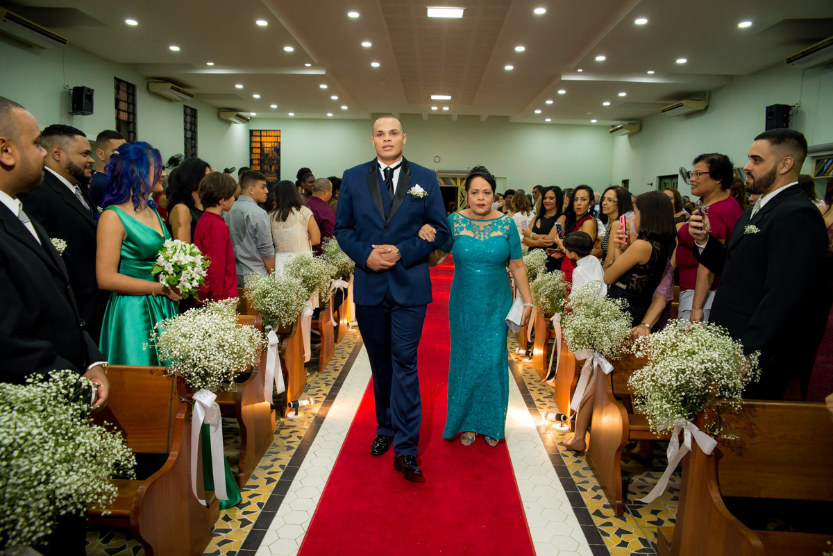 entrada do noivo com a mãe