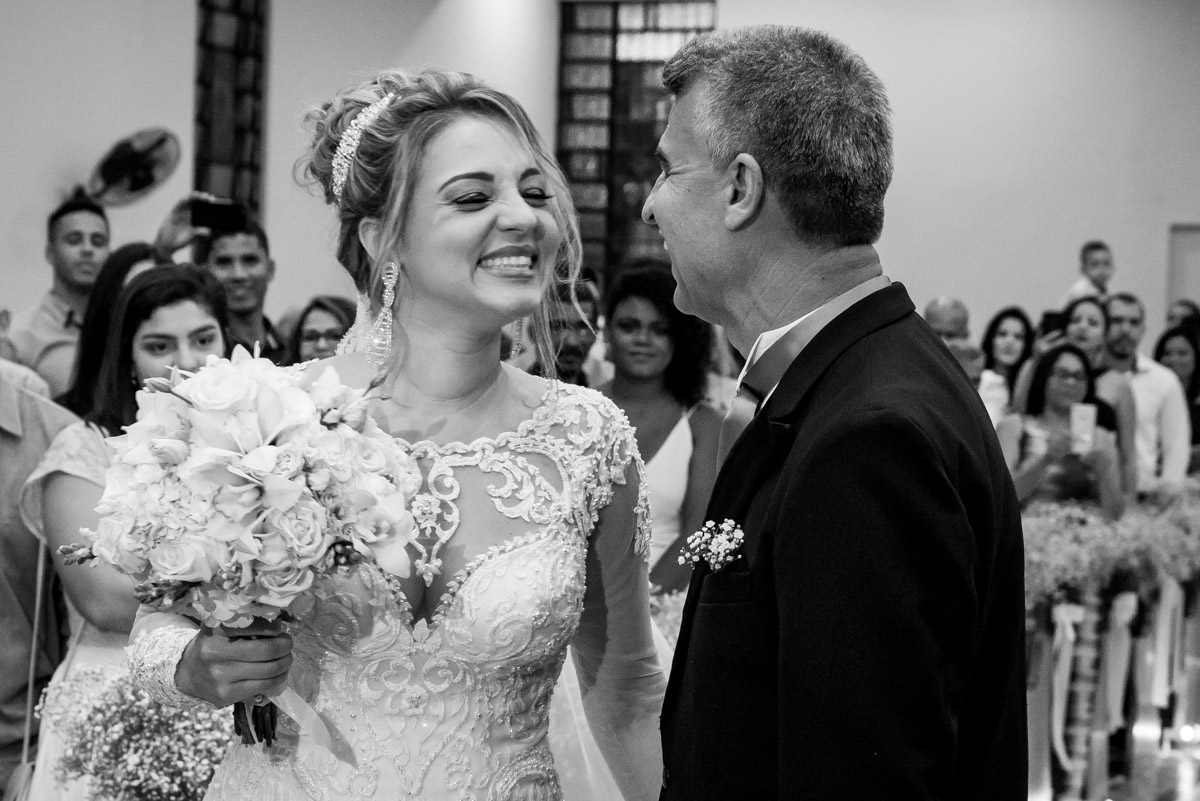 noiva sorrindo para o pai o melhor fotografo do rj fabio doria