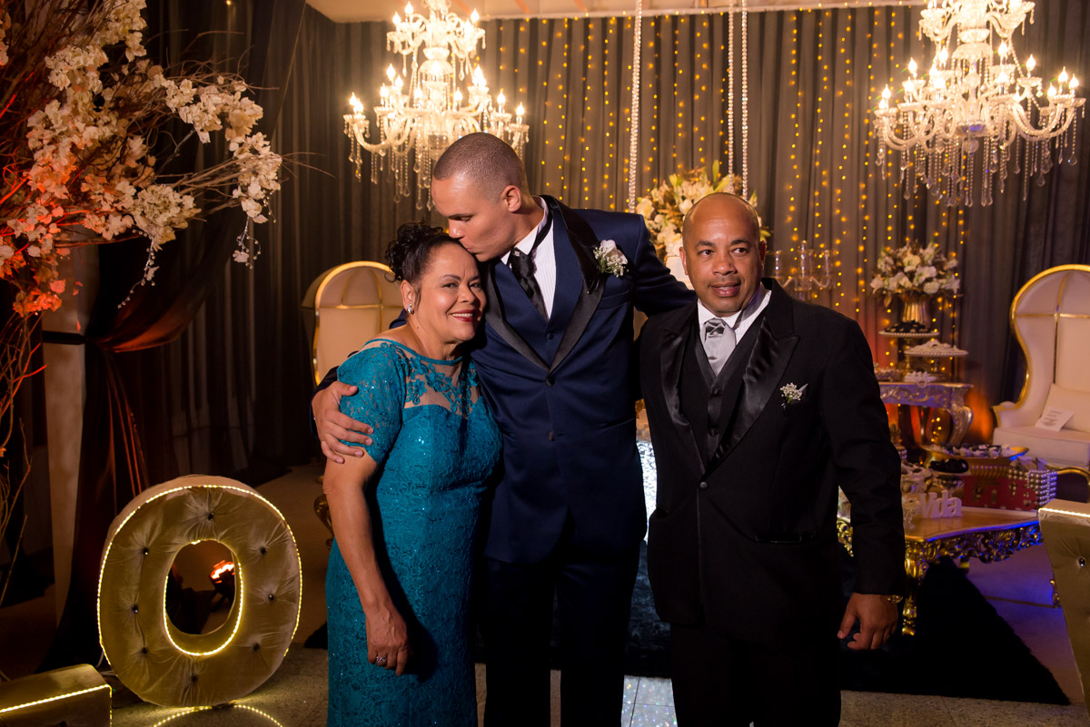 noivo com a mãe e irmão