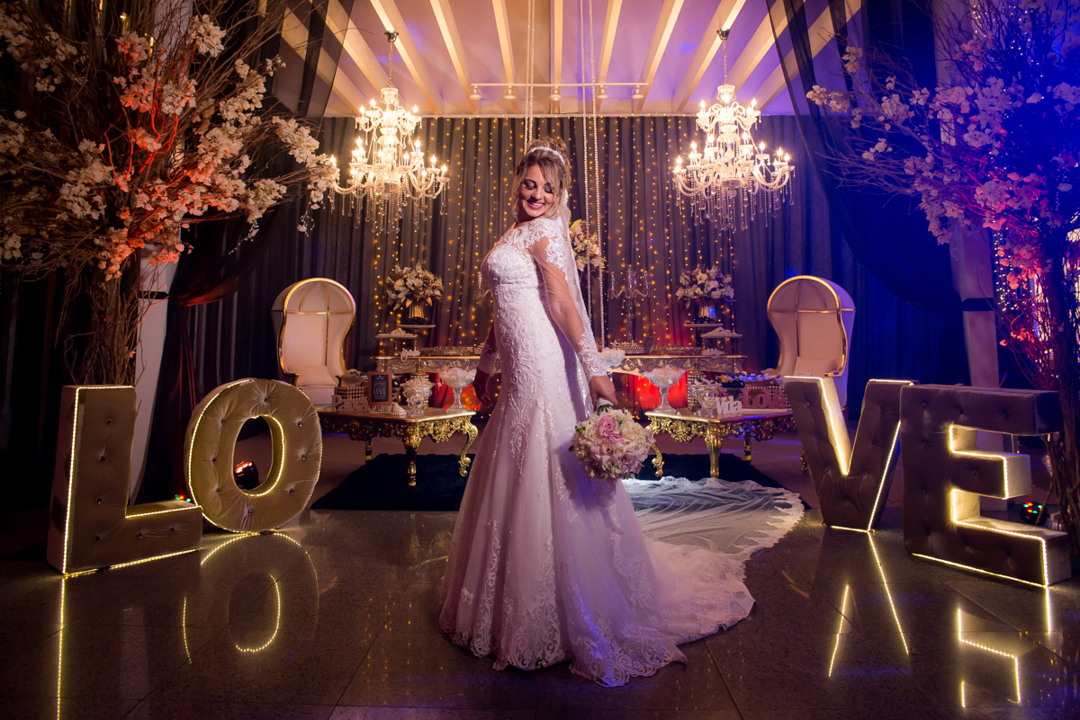 pose da noiva olhando o buquê