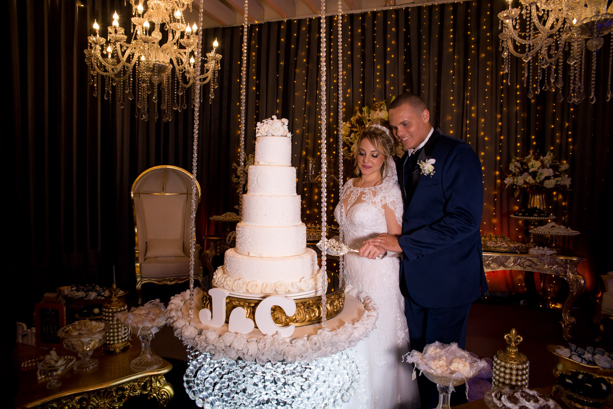 noivos cortando o bolo