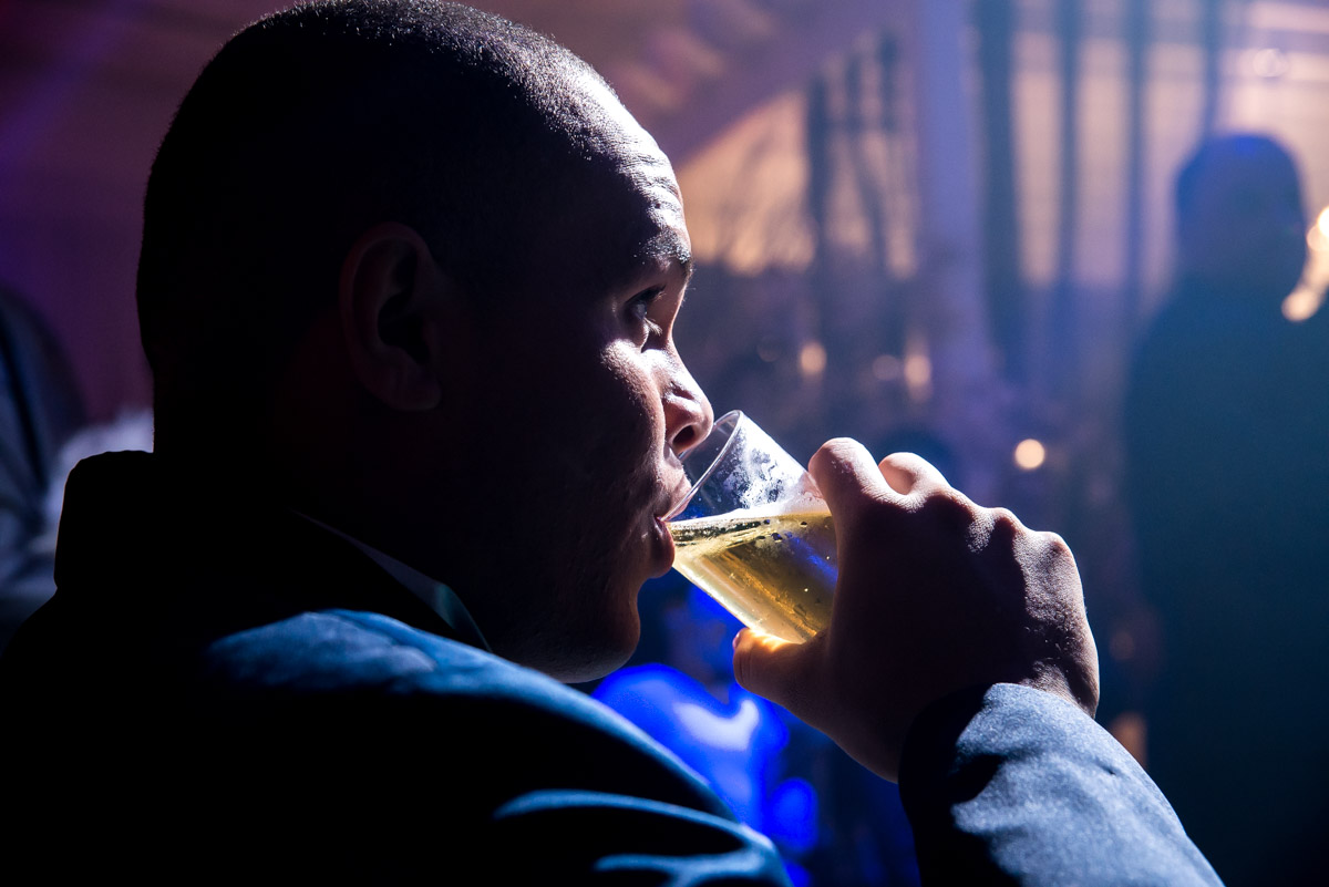noivo bebendo cerveja fotografo de casamento fabio doria o melhor do rj