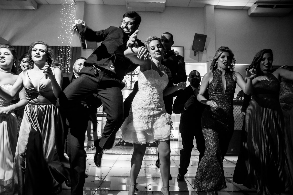 noiva dançando funk com os convidados na pista de dança fotografo fabio doria