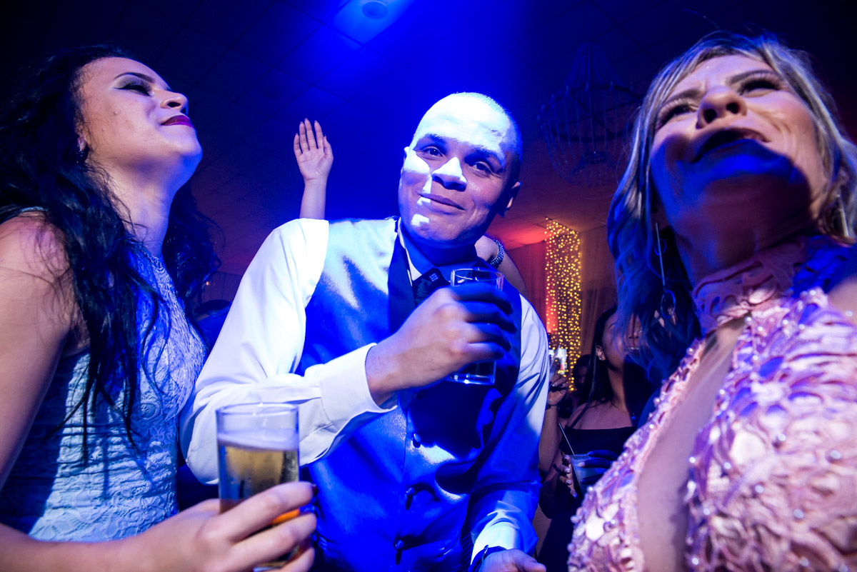 noivo bebendo cerveja na pista de dança fotografo de casamento fabio doria o melhor do rj