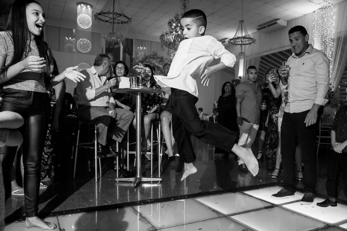 criança dançando sarrada no ar funk em festa de casamento