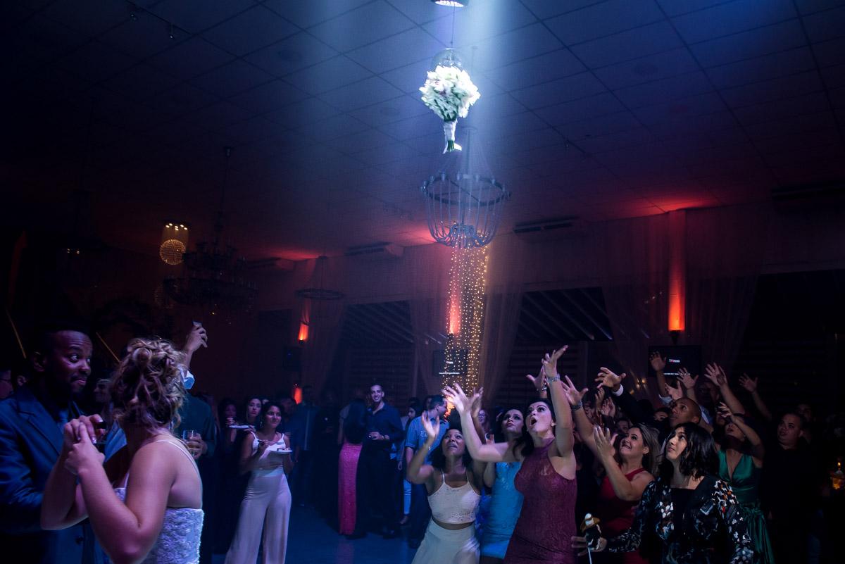 noiva jogando o buquê