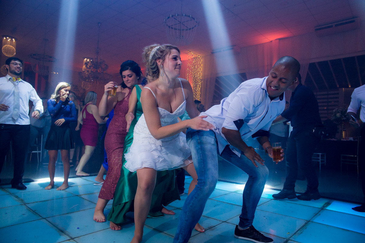 noiva dançando com os convidados na pista de dança