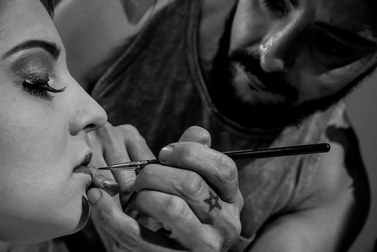 noiva sendo maquiada