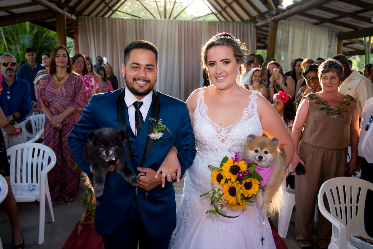 noivos entram juntos na igreja com cachorro casamento de dia e rustico fabio doria o melhor fotografo do rj