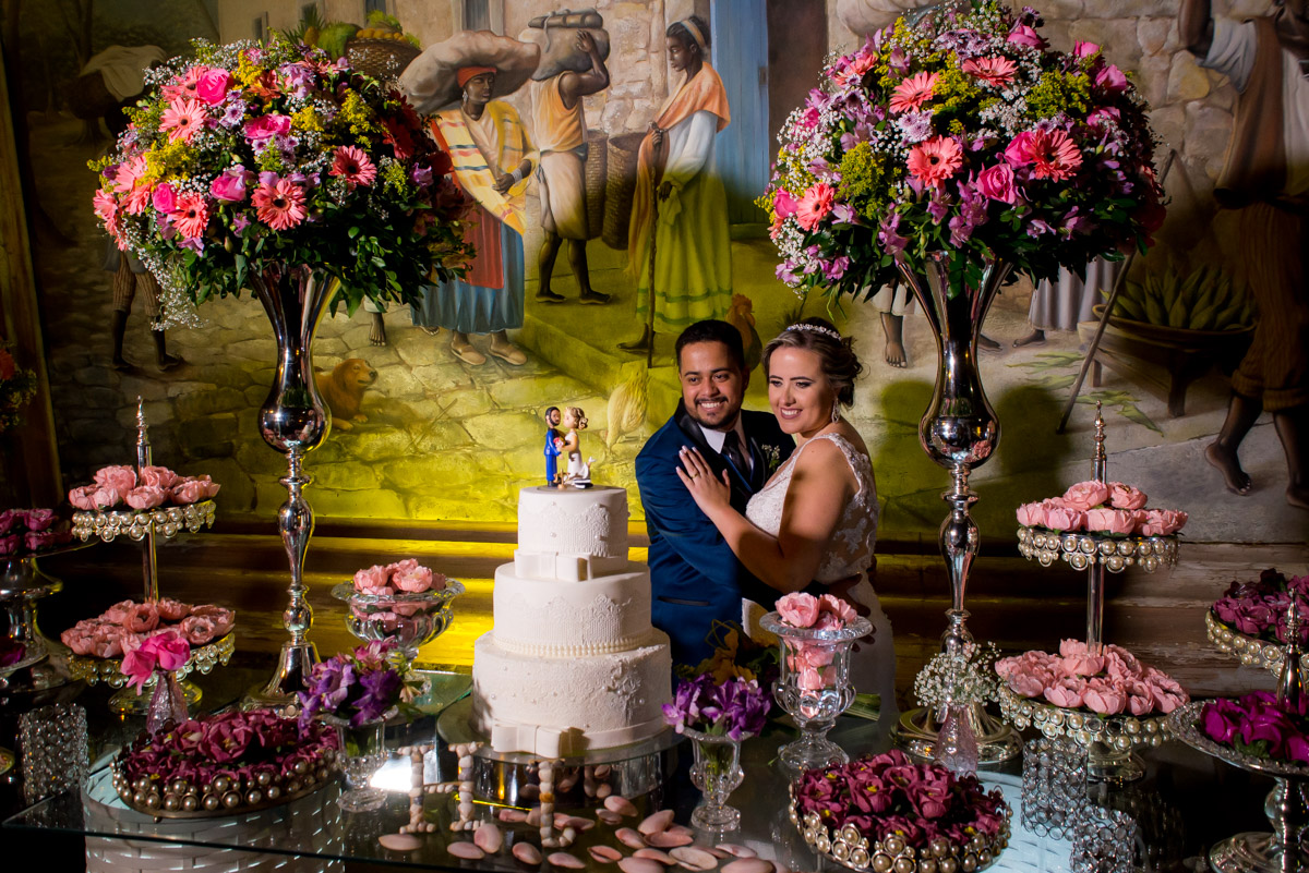 pose dos noivos na mesa