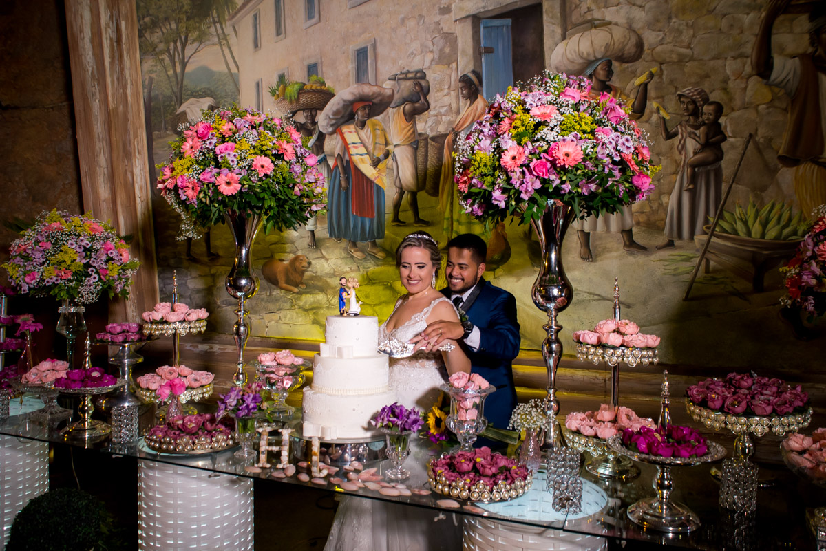 noivos cortando o bolo