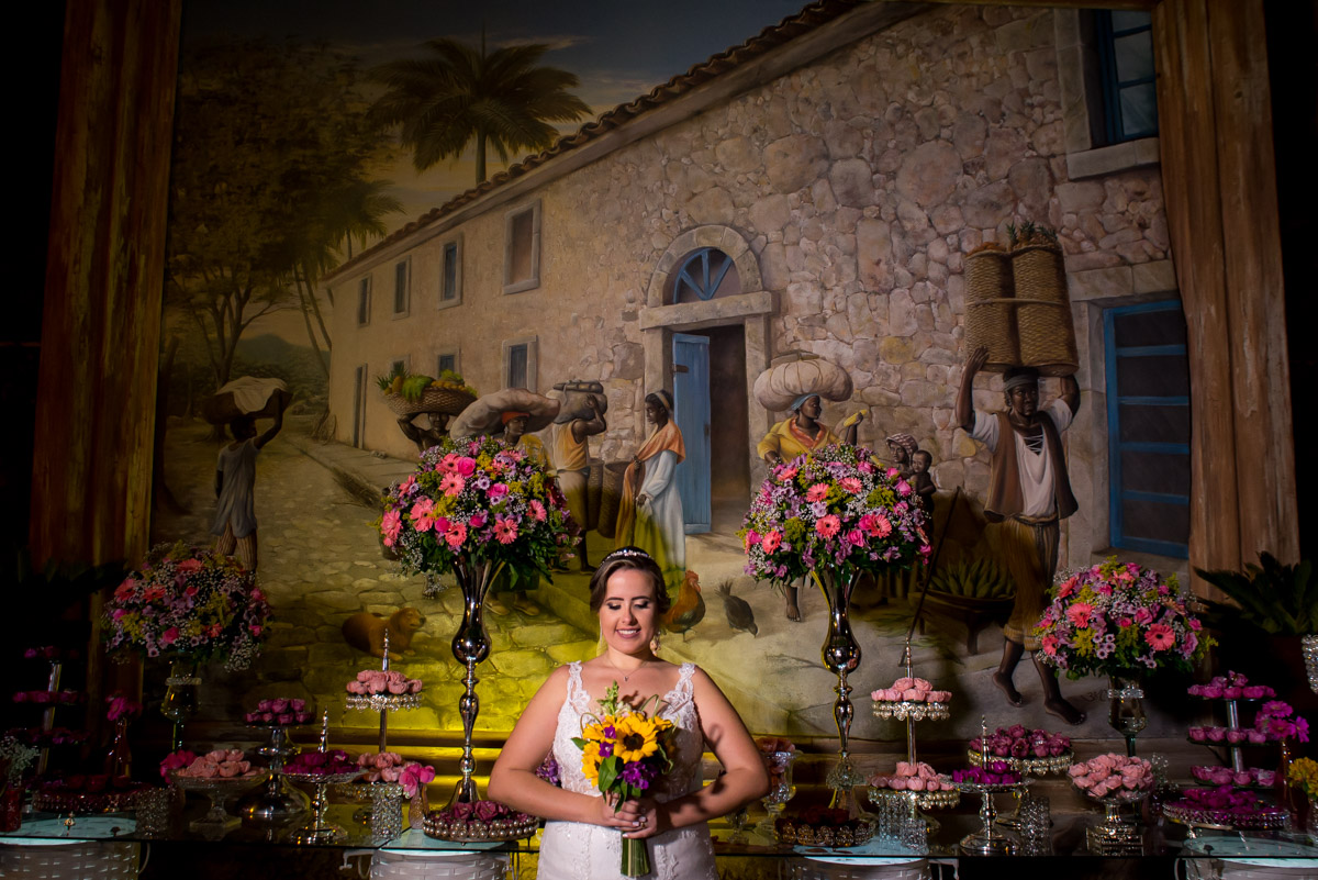 noiva olhando para o buquê de girassol