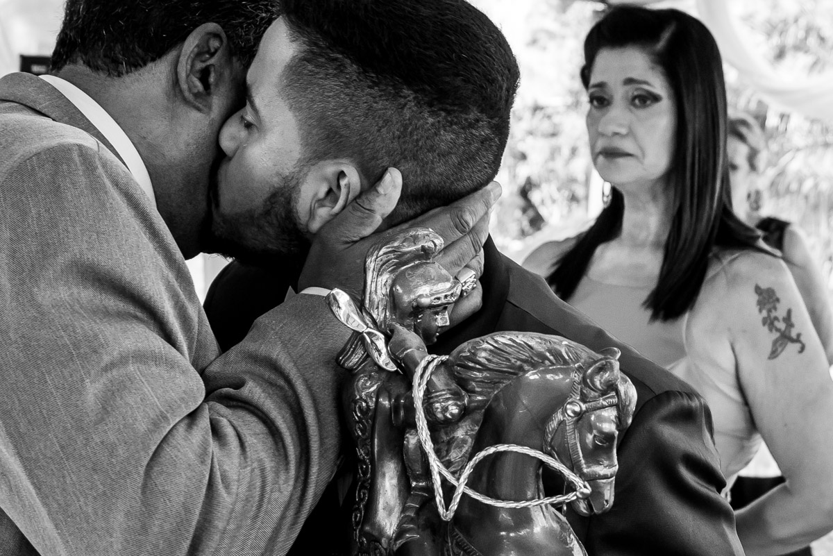 abraço de pai e filho no casamento