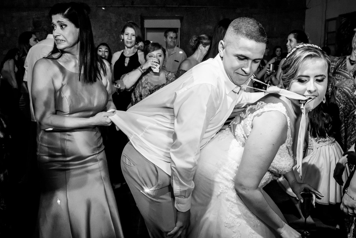padrinho dançando com a noiva no casamento