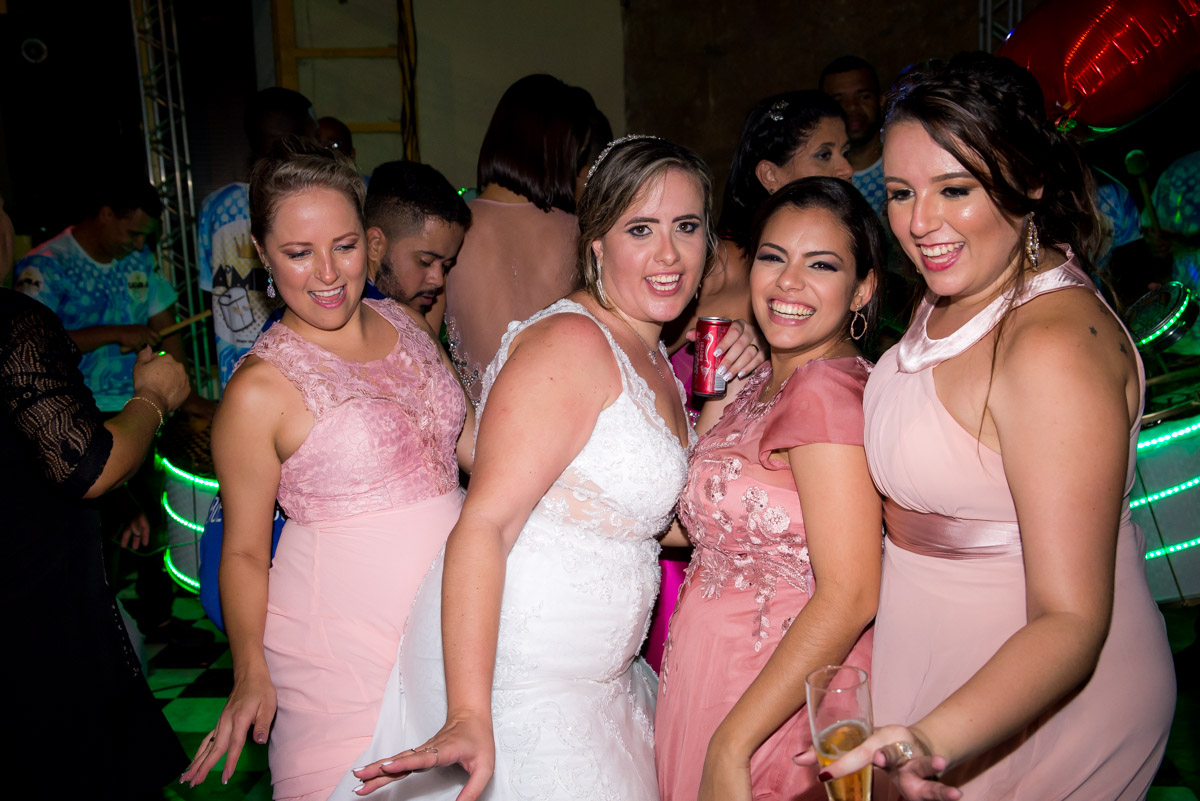 noiva dançando com madrinhas de vestido rosa