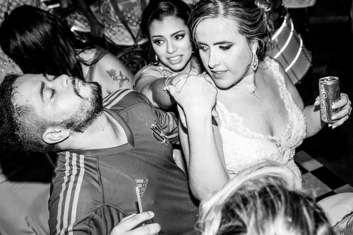 noivos dançando com madrinhas