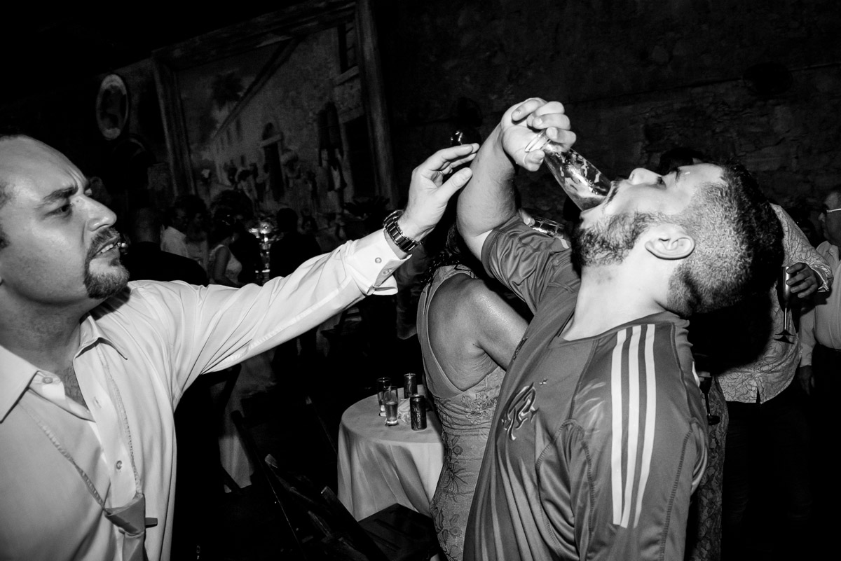 noivo na pista de dança bebendo com blusa do time