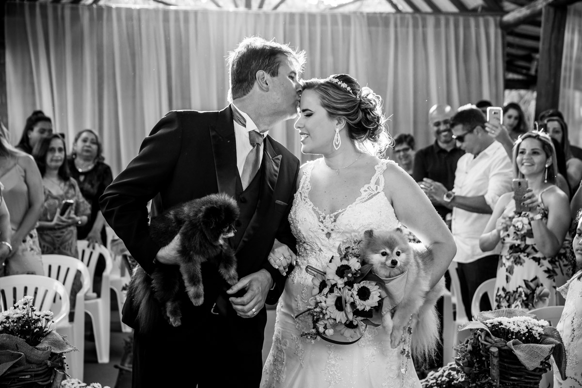 noiva entrando com pai e trocando carinho casamento rústico