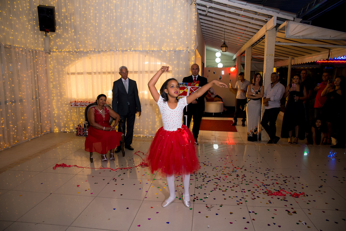 neta dança na festa da vovó