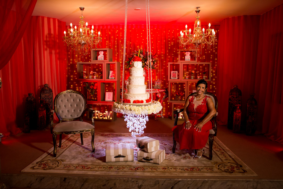 pose para aniversário de 80 anos sentada