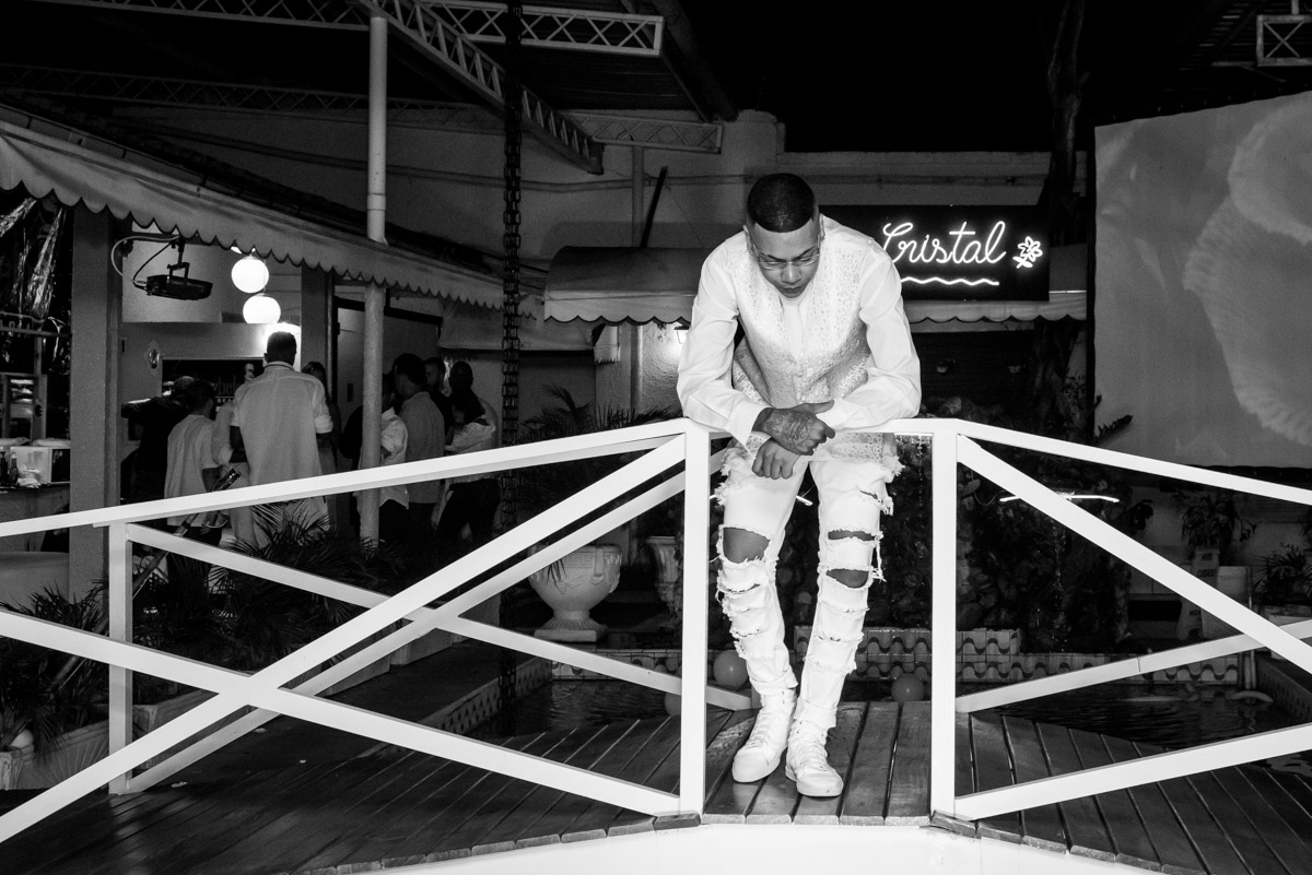 mc duduzinho faz pose em ponte do salão iris supreme